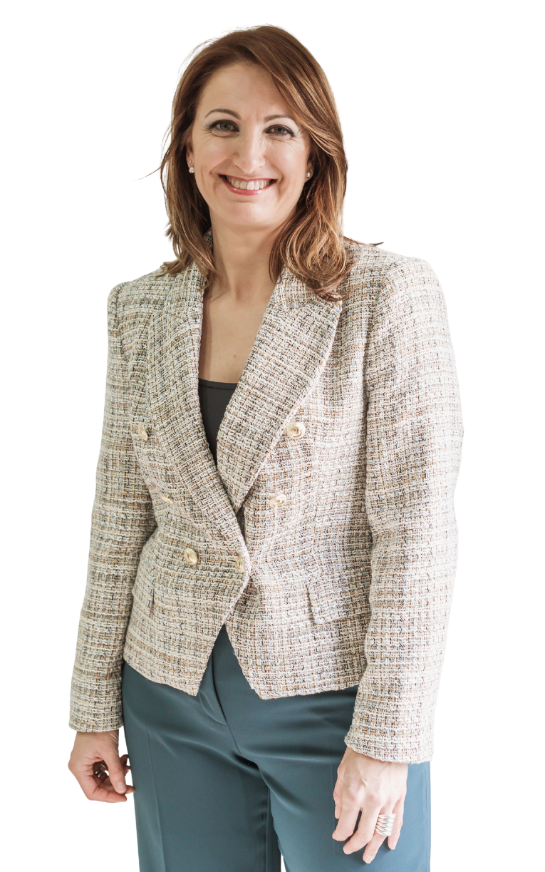 Susana Barreiro de pie, sonriendo en su despacho.