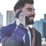 abogado hablando por telefono