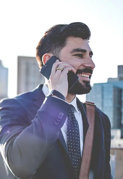 abogado hablando por telefono